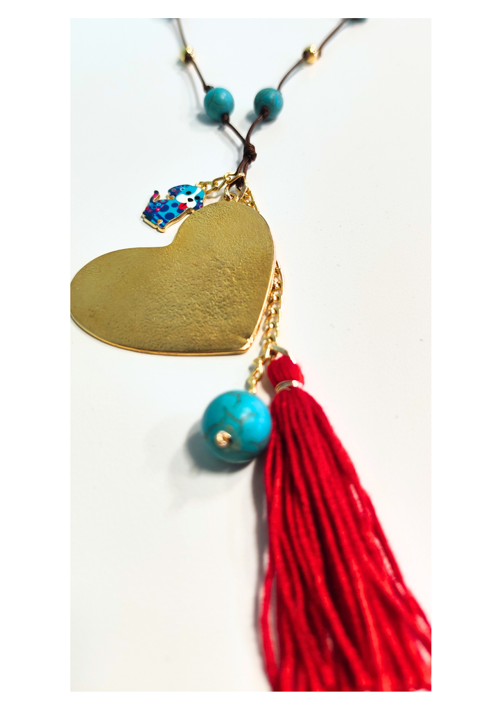 Rikku Guay, Collar con Dije grande de Corazón.